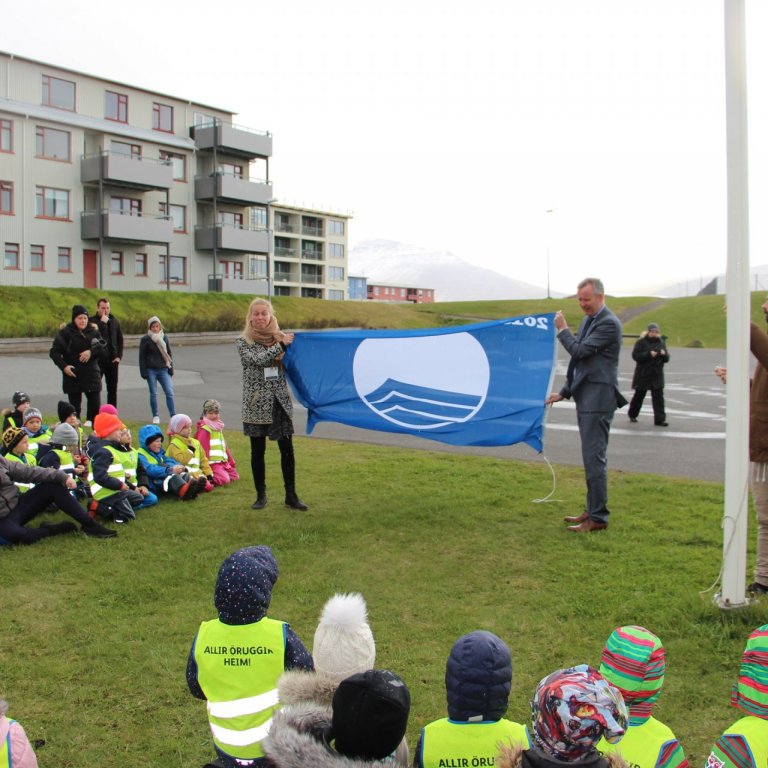 Bláfáninn dreginn að húni á Langasandi í sjötta sinn