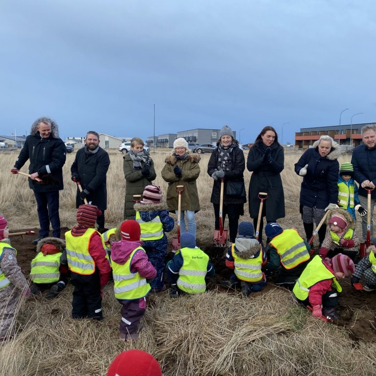 Fyrsta skóflustunga tekin að nýjum leikskóla í Skógarhverfi