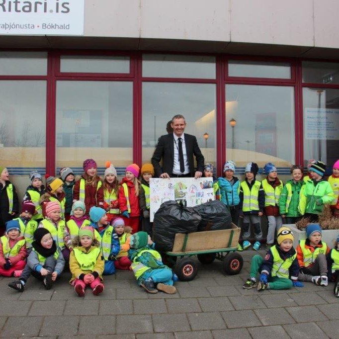 Bæjarstjórinn Sævar Þráinsson með kátum leikskólabörnum.
