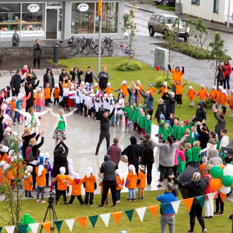 Leikskólabörn senda íslenska landsliðinu kveðju frá Akranesi