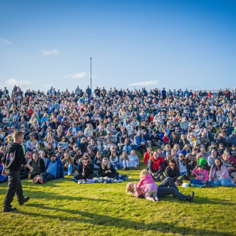 Um 12 þúsund gestir mættu í brekkusöng á Írskum dögum í fyrra.