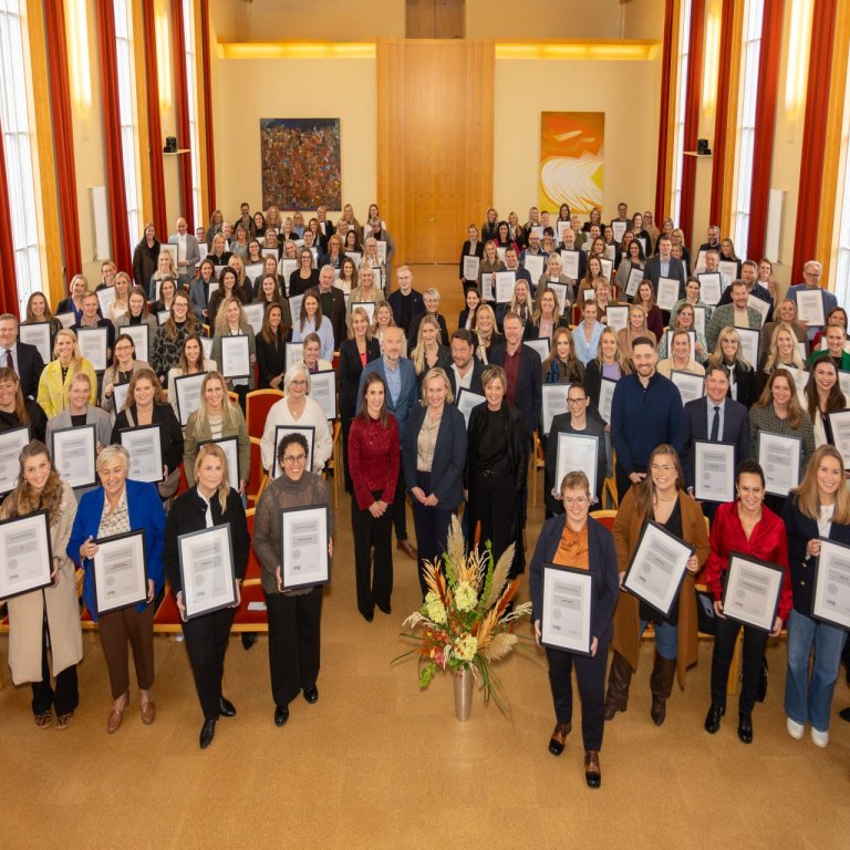 Hér má sjá fulltrúa þeirra sveitarfélaga, fyrirtækja og stofnana sem hlutu viðurkenninguna í gær. Ha…