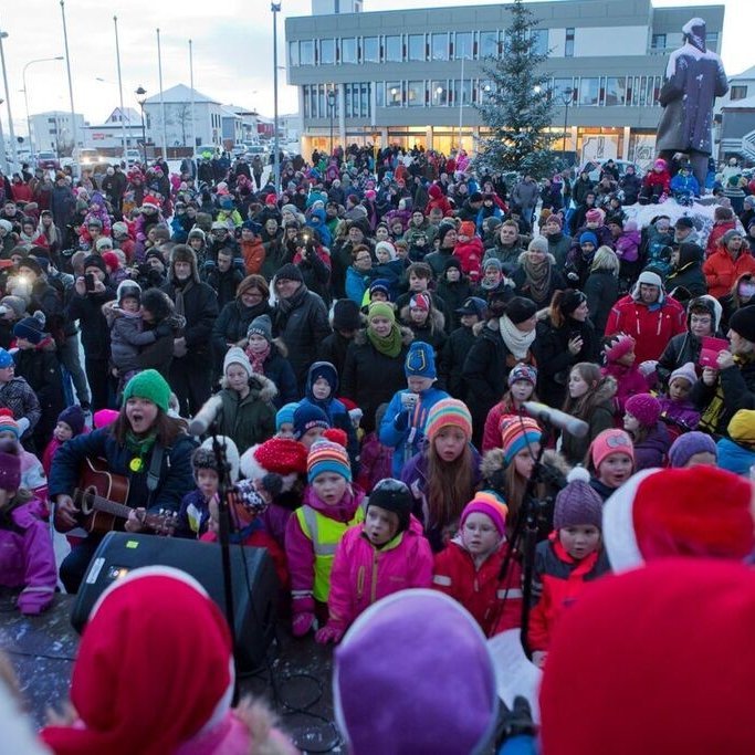 Valgerður Jónsdóttir og nemendur í kór Grundaskóla sungu hástöfum með jólasveinunum og Grýlu