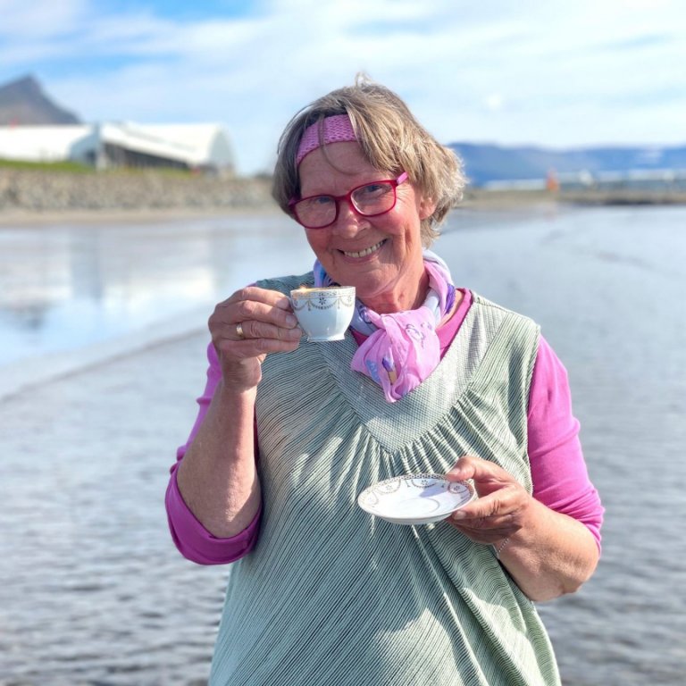 Helga Ólöf Oliversdóttir tekur þátt í Vökudögum í ár með ljósmyndasýninguna Kaffibolli á kóvidtímum …