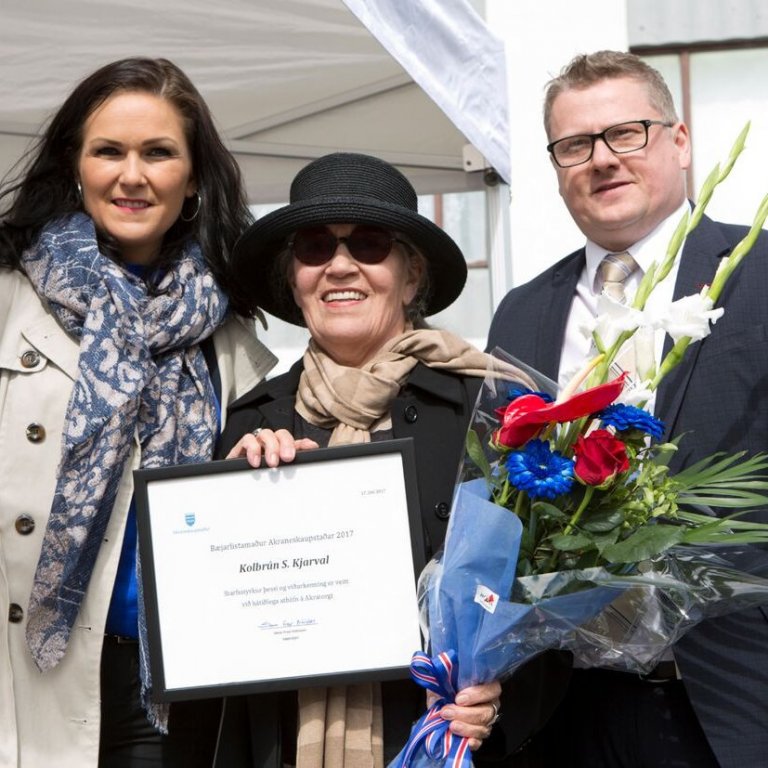 F.v. Rakel Óskarsdóttir bæjarfulltrúi, Kolbrún S. Kjarval Bæjarlistamaður Akraness 2017 og Ingþór Be…