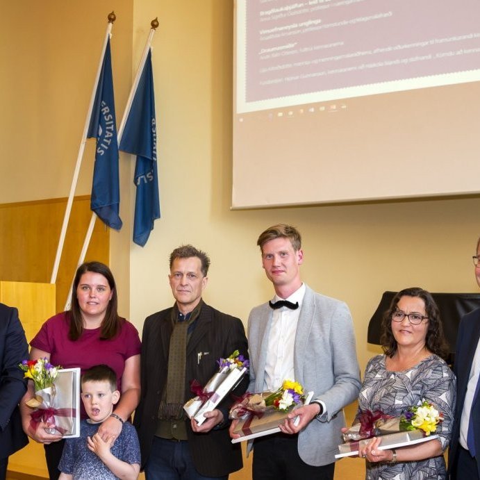 Verðlaunahafar ásamt mennta- og menningarmálaráðherra, rektor Háskóla Íslands, og forseta Menntavísi…