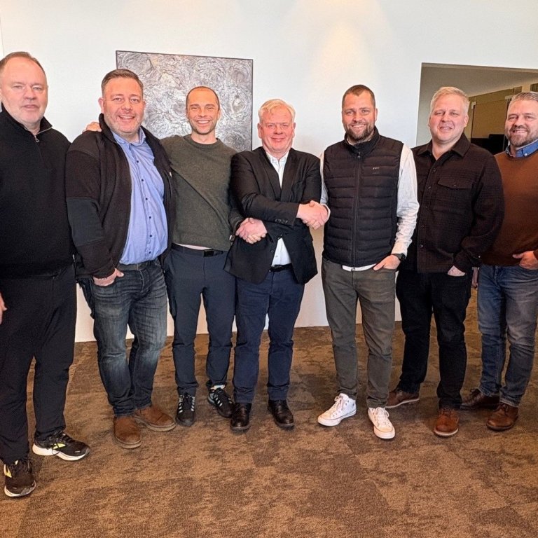 Samningur undirritaður um sölu á Landsbankahúsinu