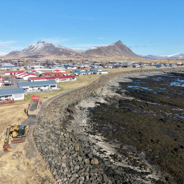 Í upphafi vikunnar hófust framkvæmdir við endurbætur á göngustíg við Leyni.