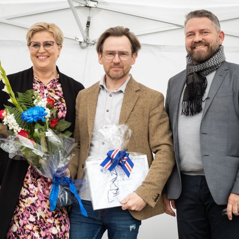 Guðríður Sigurjónsdóttir, formaður menningar- og safnanefndar, Hallgrímur Ólafsson bæjarlistamaður A…