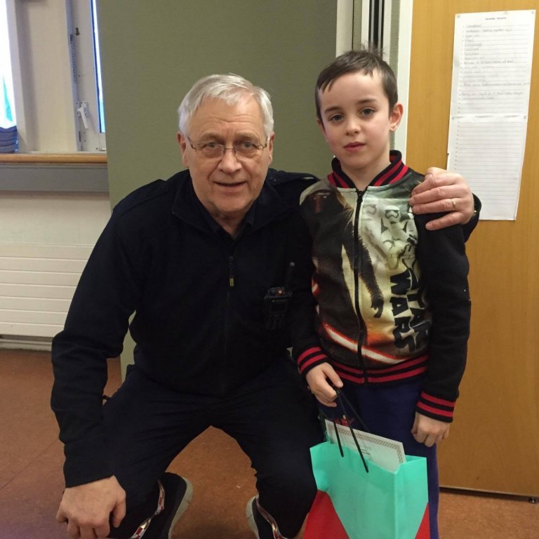 Þráinn Ólafsson slökkviliðsstjóri og Sigurður Pétur vinningshafi eldvarnargetraunar.