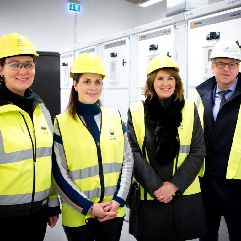 Mynd: Inga Dóra Hrólfsdóttir, framkvæmdastjóri Veitna, Þórdís Kolbrún Reykfjörð Gylfadóttir, ferðamá…