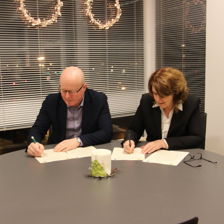 Á myndinni má sjá Magnús Guðmundsson formann knattspyrnufélagsins og Regínu Ásvaldsdóttur bæjarstjór…