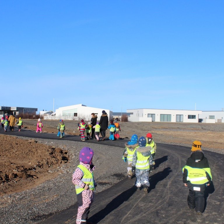 Leikskólabörn af Garðaseli í göngutúr.
