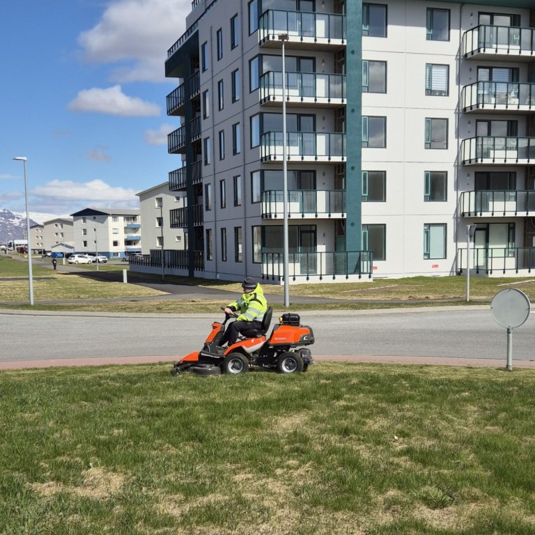 Nýr sláttutraktor í bæinn