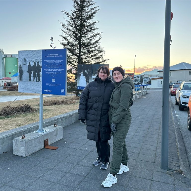 Erla Dís Héraðsskjalavörður og Vera Líndal verkefnastjóri menningarmála við uppsetningu hátíðarsýnin…