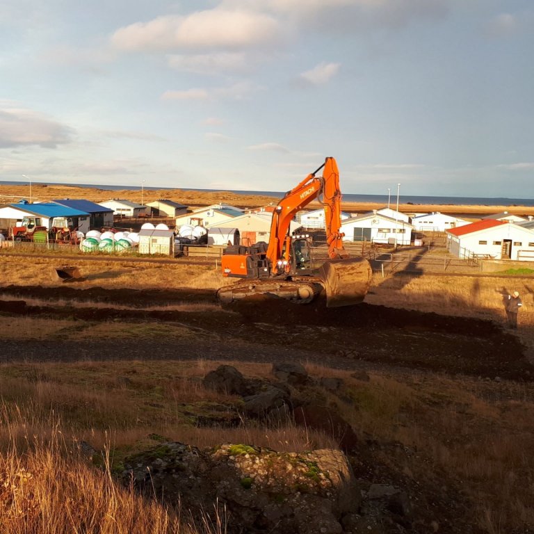 Vinna við jarðvegsskipti á nýrri Reiðhöll við Æðarodda.