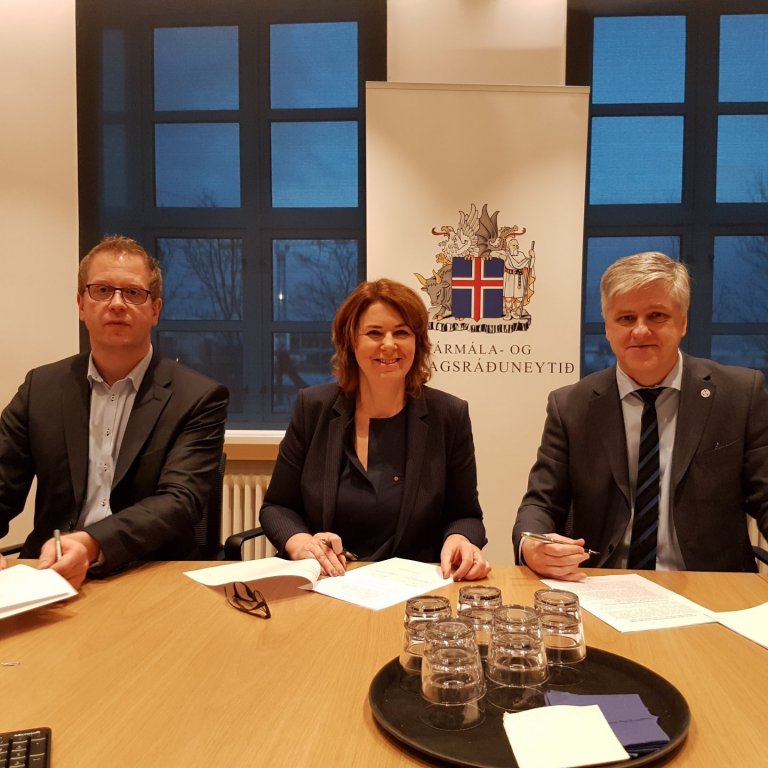 Á myndinni eru Benedikt Jóhannesson fjármálaráðherra, Regína Ásvaldsdóttir bæjarstjóri Akraness og K…