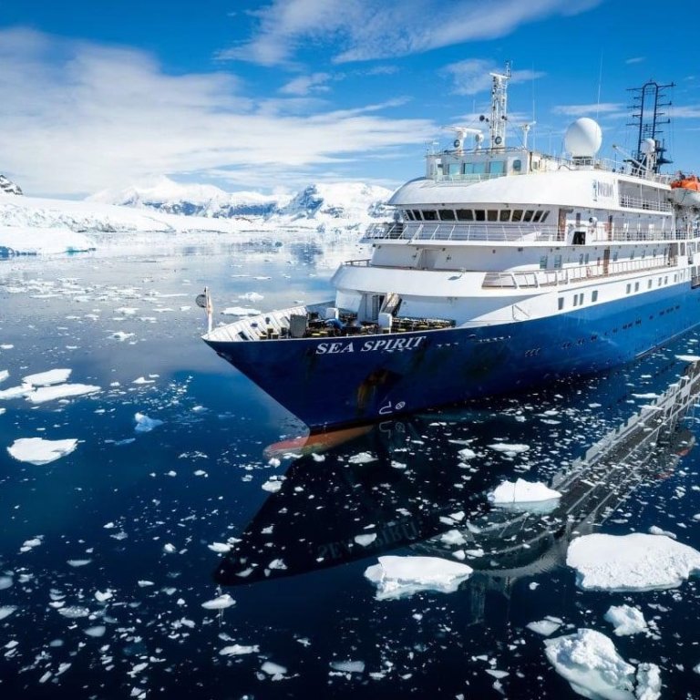 Sea Spirit við Port Lockroy á Suðurskautslandinu. Ljósmynd: Liam Quinn