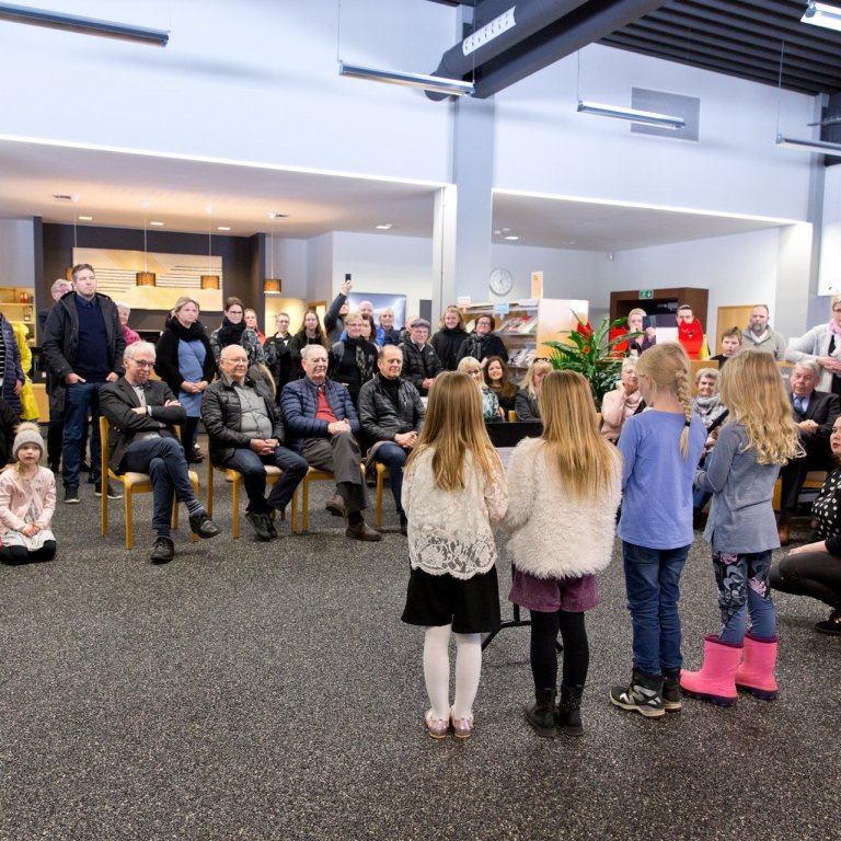 Tónlistaratriði ungra stúlkna á athöfninni.