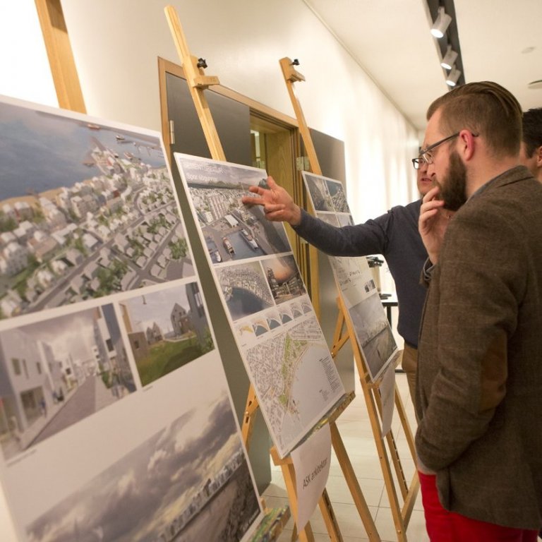 Fundargestir skoða tillögur arkitektastofa