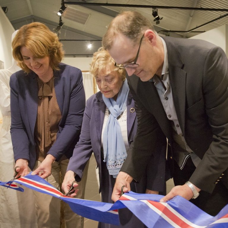 Regína, Sigurlín og Ólafur opna sýninguna.