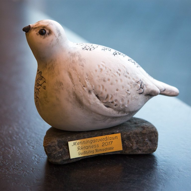 Gripur til handahafa Menningarverðlauna Akraness 2017 eftir Kolbrúnu S. Kjarval