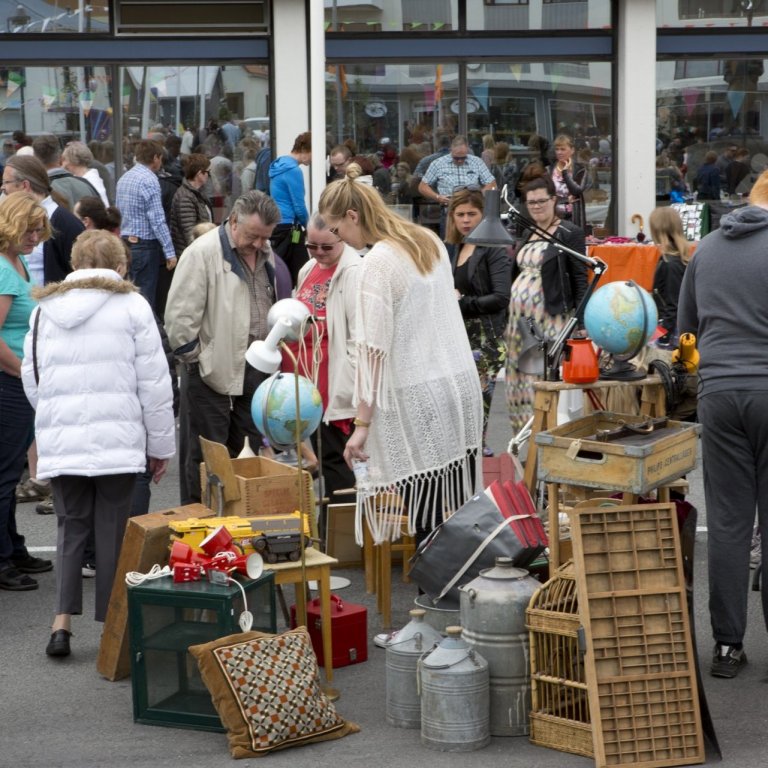 Markaðsstemning á Akratorgi í fyrra sumar.