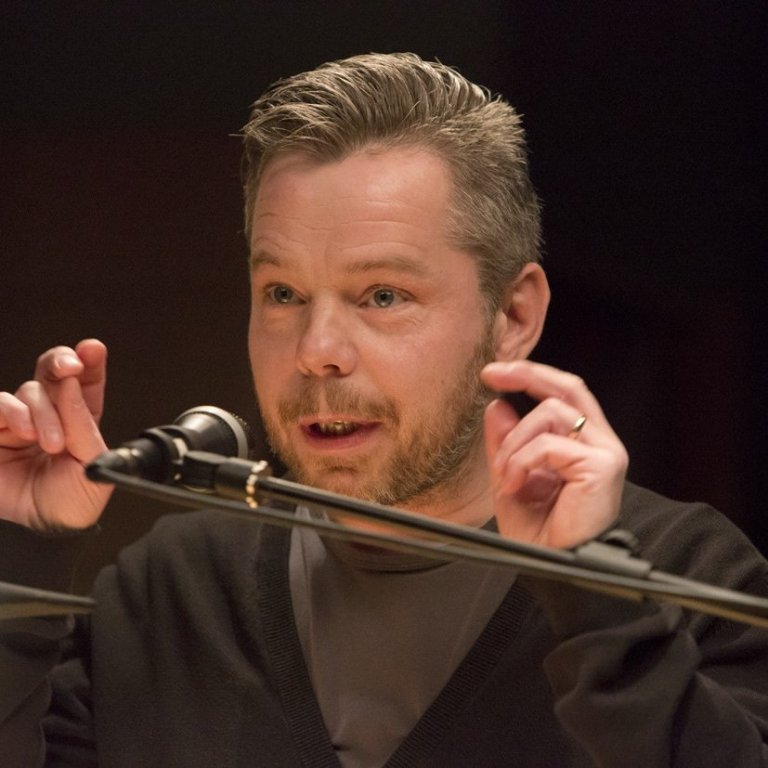 Ljósmynd frá bókmenntakvöldi á Vökudögum árið 2014. Orri Harðarson les upp úr bók sinni Stundarfró.