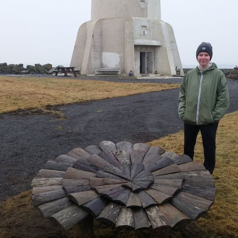 Listaverkið Síbería og listakonan Elsa María Guðlaugsdóttir.