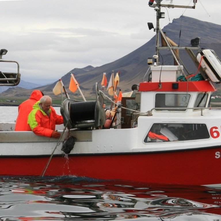 Sjómenn við vinnu fyrir utan Akranes