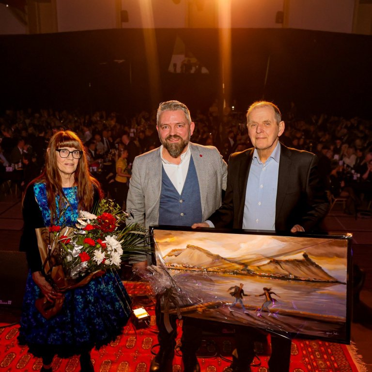 Hjónin Ragnheiður og Rögnvaldur, Skagamenn ársins 2025, ásamt Valgarði Lyngdal Jónssyni forseta bæja&hellip;