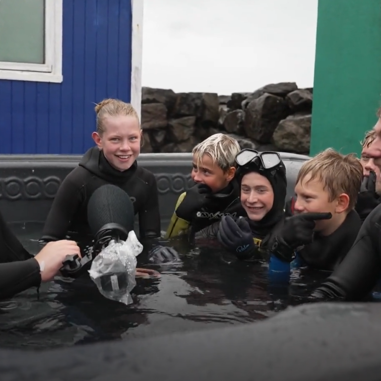 Bjarki Sigurðsson fréttamaður í heita pottinum við Hoppland ásamt Konna Gotta, eiganda Hopplands, og…