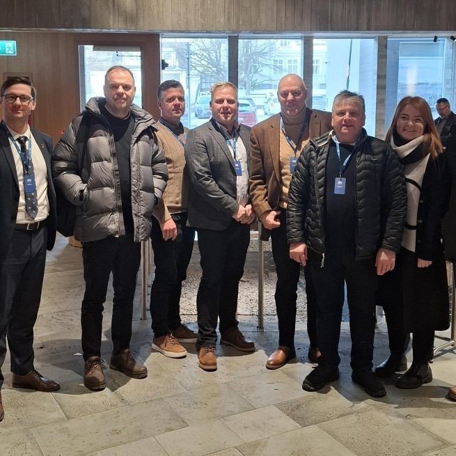 Sveitarstjórnarfólk af Vesturlandi og framkvæmdastjóri SSV í Alþingishúsinu.