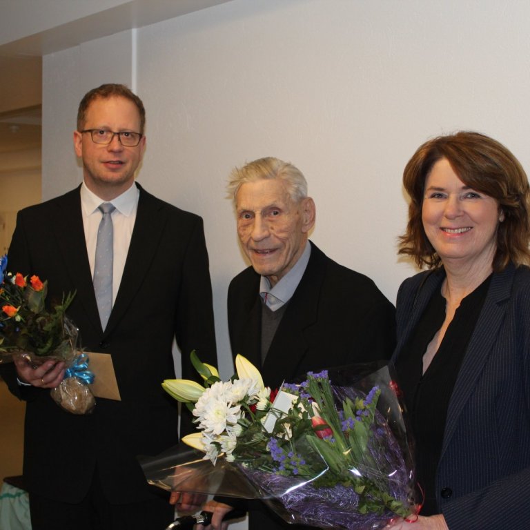 Kjartan Kjartansson framkvæmdastjóri Höfða, Stefán Bjarnason afmælisbarn og Regína Ásvaldsdóttir bæj…