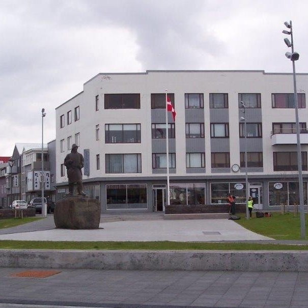 Danska fánanum flaggað á Akratorgi.