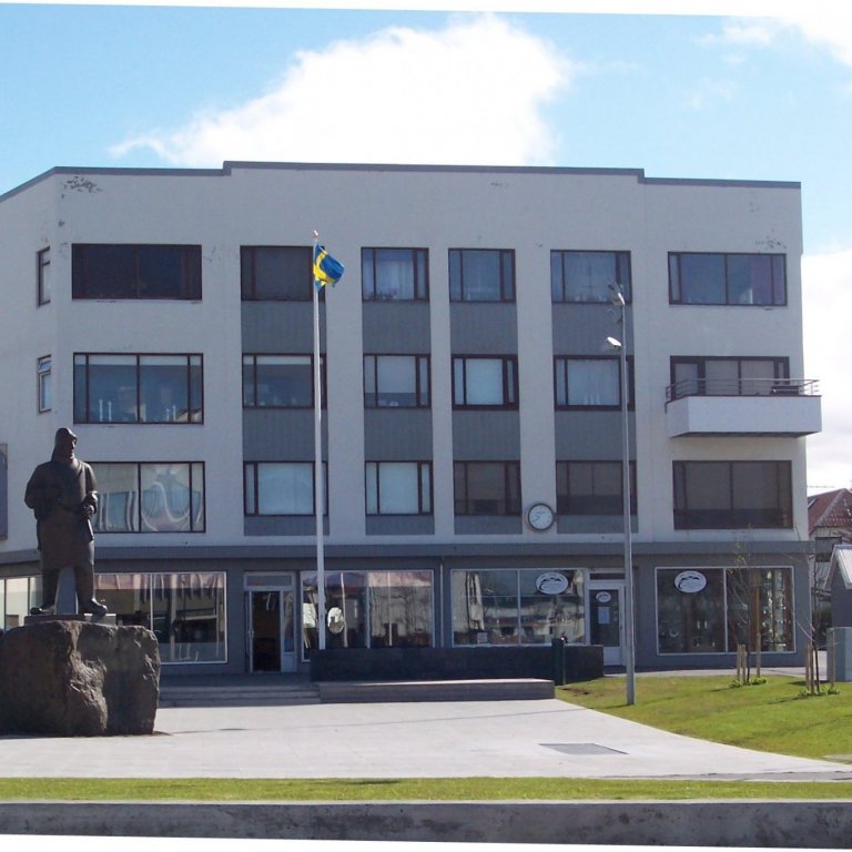 Sænska fánanum flaggað á Akratorgi.