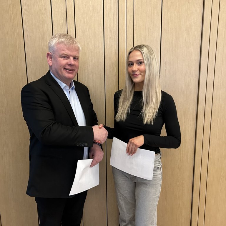 Haraldur Benediktsson, bæjarstjóri og Rakel Mirra Njálsdóttir, eigandi Malíbó, við undirritun samnin…