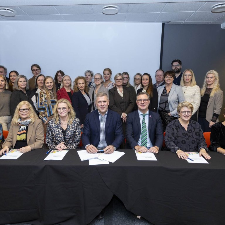 Frá undirritun samnings - mynd fengin að láni frá vef stjórnarráðs Íslands