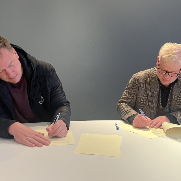 Fannar Helgason hjá Þrótti og Haraldur Benediktsson bæjarstjóri skrifa undir samninginn.