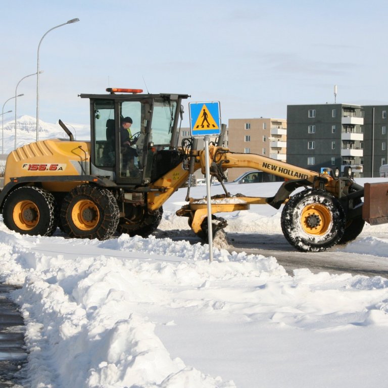 Veghefill á götum bæjarins