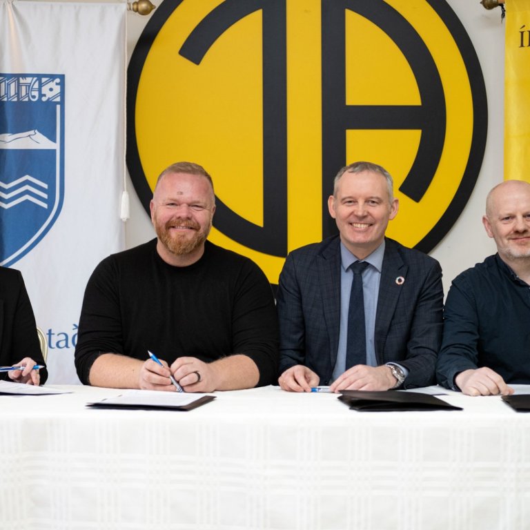 Hrönn Ríkharðsdóttir formaður Íþróttabandalags Akraness, Aðalsteinn Jóhannsson fyrir hönd Ísoldar fa…
