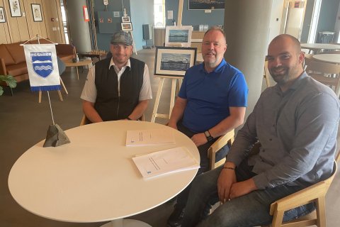 Undirritun samnings við Hópferðabíla Reynis Jóhannssonar ehf vegna aksturs innbæjarstrætó 2022-2029