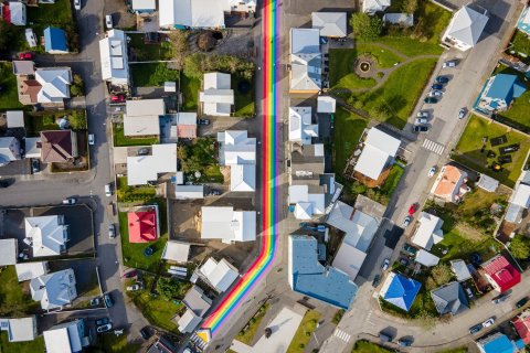 Regnbogagata Akraneskaupstaðar, mynd: Guðni Hannesson
