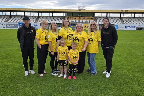 Frá vinstri: Aron Ýmir Pétursson yfirþjálfari KFÍA, Dagný Hauksdóttir sviðstjóri skóla- og frístunda…