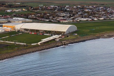 Göngustígur aftan við stúku lokaður á morgun