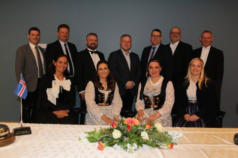 Bæjarstjórn Akraneskaupstaðar 2018-2022 ásamt sviðsstjóra stjórnsýslu- og fjármálasviðs og bæjarstjó…