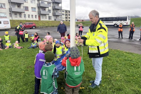 Bláfáninn dreginn að húni