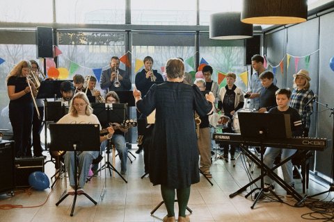 Bæði kennarar og nemendur létu ljós sitt skína í afmælisgleðinni í gær.