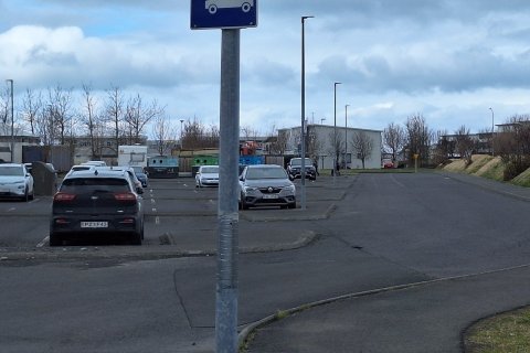Bílastæði bak við Dalbraut 1 - bókasafn
