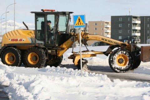 Söltun á stígum og götum bæjarins